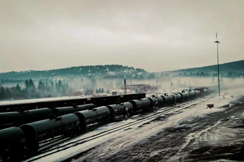 Rail tank cars transporting liquid commodities
